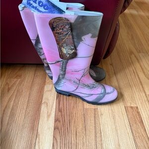New women's Realtree size 9 rain boots